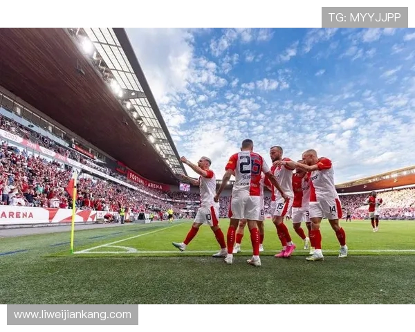 奥斯积克与埃因霍温的激烈对决揭示足球战术的精彩碰撞与球队实力的较量